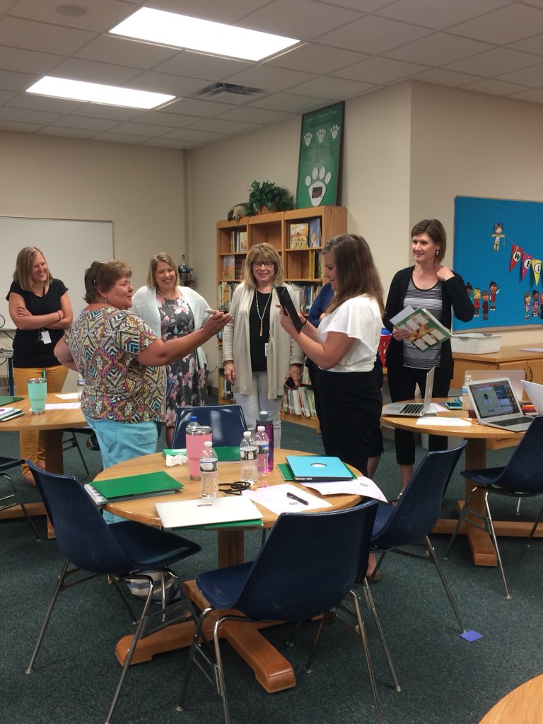luannjschmidt's tweet photo. Kelly teachers are back at it this morning. They are engaged in a GooseChase right now. #learningatkelly #theyrock https://t.co/5TNAE10MU0
