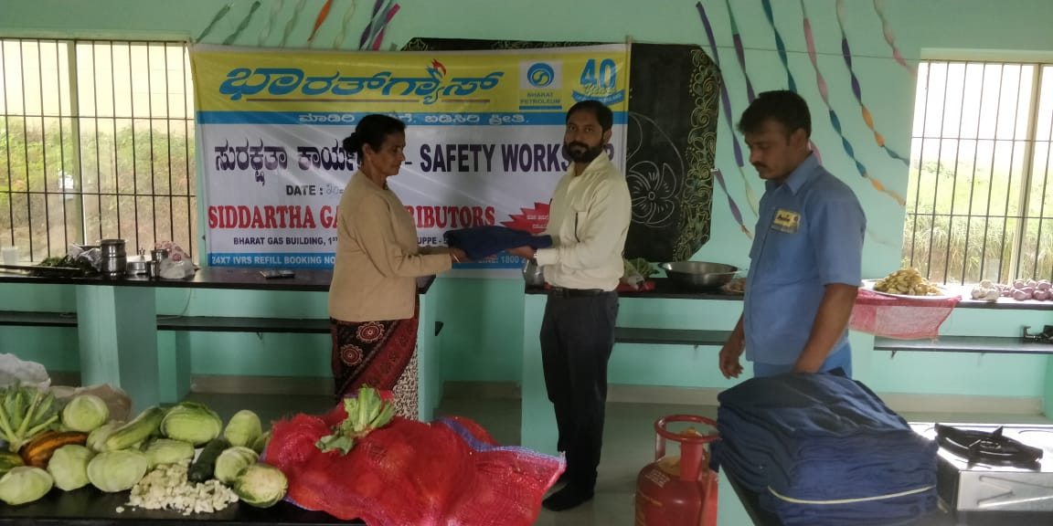 BPCLMangaluru's tweet photo. Food and relief items distributed by siddharatha gas distributor in Madikeri for flood relief @dpradhanbjp @AshutoshJindalS @cmdbpcl @singharunbpcl @BPCLimited @ISrinivasRao2 @PeethambarantT @BPCLSRLPG @pradeepnairBPCL @Nswamy1718 https://t.co/FaK091hYh8
