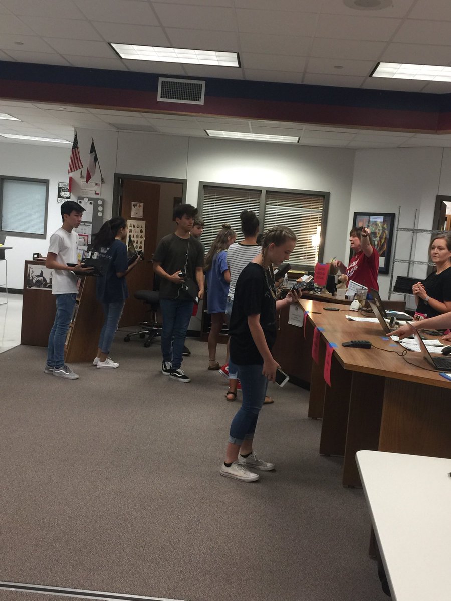 stgmartinez's tweet image. We have a well oiled machine getting out almost 1,000 Mlisd laptops ⁦@LeanderHS⁩ #engageLISD #EmpoweredLearning #mlisd