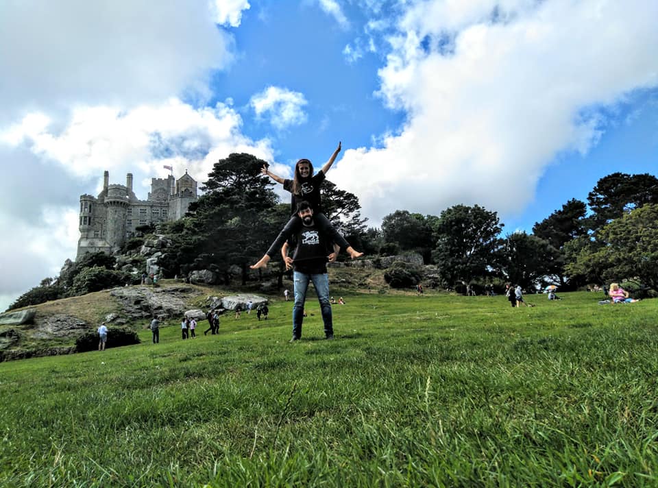 Gato5Patas's tweet photo. GATUNXS POR EL MUNDO 😻
#gato5patas #GatunxsPorElMundo

¡Seguimos viajando con el Gato siempre presente! ✈️🌍🌞

#CasasyAna nos mandan esta foto desde #Cornualles #inglaterra siempre con el @Gato5Patas presente!

Y también presente en #Grecia https://t.co/fKcQs39xD8