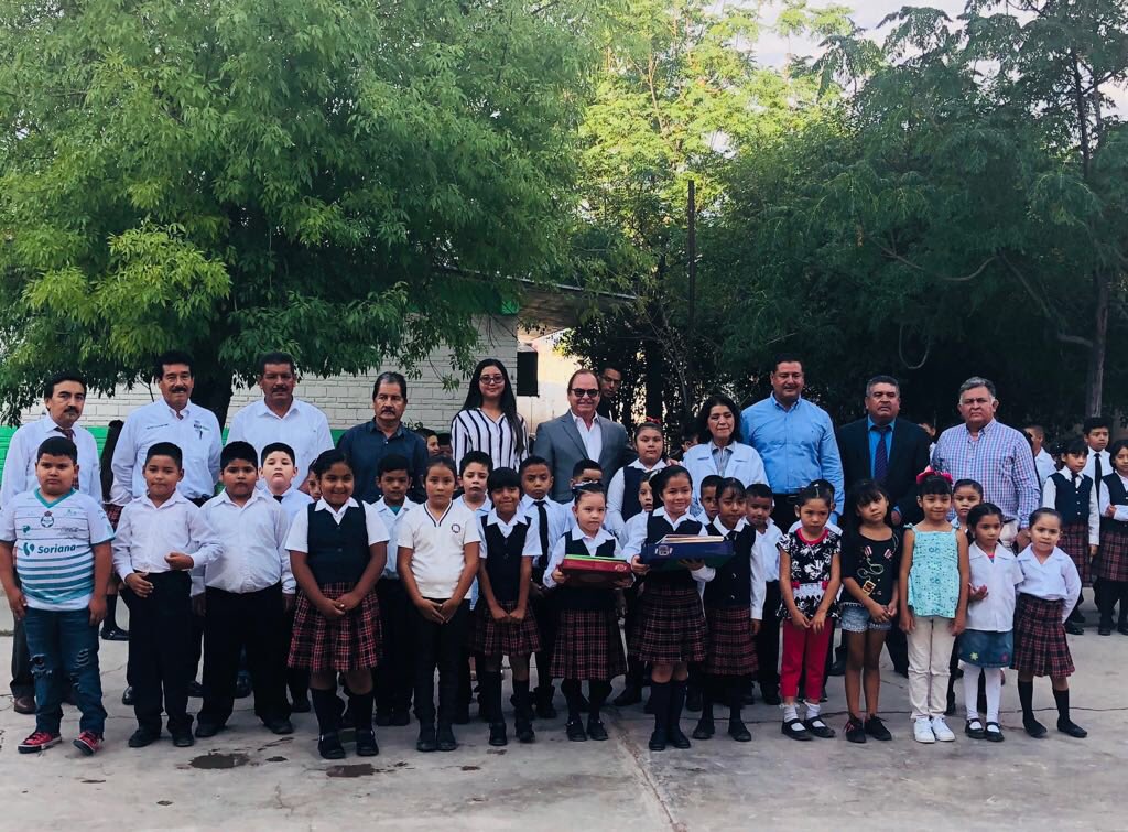 mrikelme's tweet photo. Para garantizar una educación de calidad en este nuevo ciclo escolar, hoy entregamos útiles escolares a los más de 548 mil estudiantes de nivel básico en Coahuila, así como más de 95 mil uniformes y zapatos, y un total de 5 millones de libros de texto en todas las escuelas. https://t.co/pdsubTbzGW
