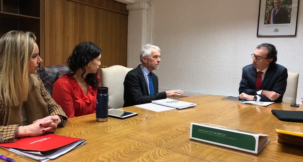 En Escocia, Aprender al aire libre es parte integral del curriculum de excelencia desde el año 2010. Cuáles son sus beneficios, cómo impulsar esta realidad y cómo ha sido su experiencia, son algunos temas que #PeteHiggins compartió con el Subsecretario Raúl Figueroa <a href="/Mineduc/">Ministerio de Educación</a>