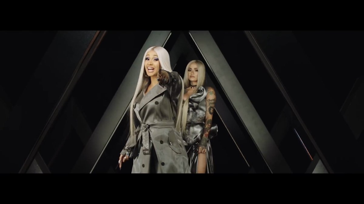 _theinfamousbee's tweet image. things @iamcardib did: THAT! 😍 #RingMusicVideo