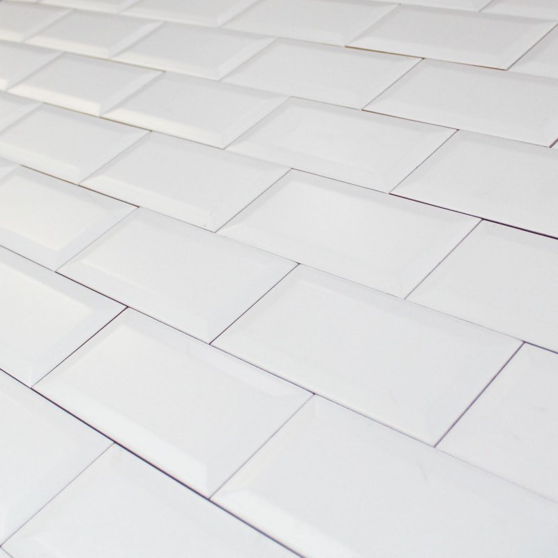 Les entrées sont le chef d’œuvre de  #Guimard , on pose du carrelage pour faire plaisir aux hygiénistes et comme il est biseauté il reflète bien la lumière  #astucedeco poke  @DamidotValerie  #qml  #ratp