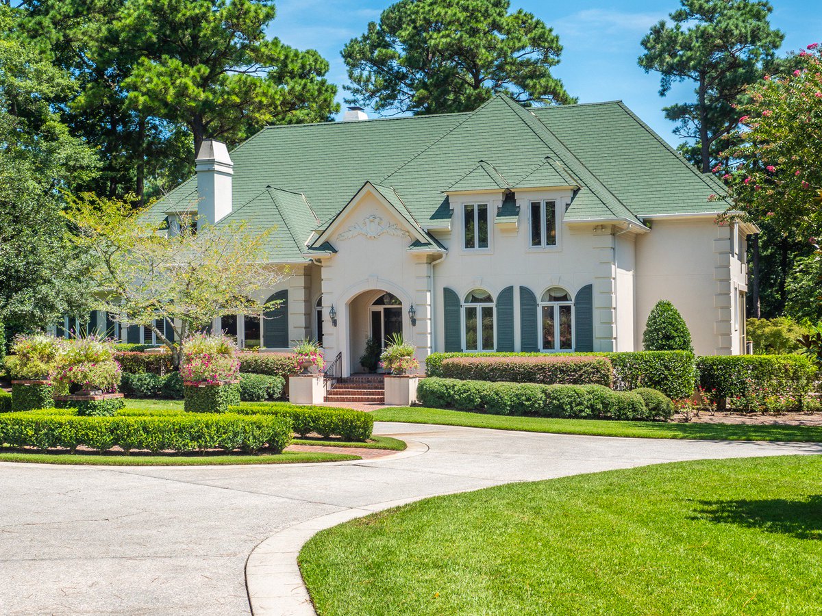 Landmark_SIR's tweet photo. #ExtraordinaryNewListing
2044 Montrose Lane | List Price: $2,450,000 | https://t.co/yDNB8EKfrD
A breathtaking long winding drive with 1.64 acres of manicured grounds and gardens leads to over 6,000 sqft of French Country Estate, tucked within the gated community of Landfall. https://t.co/TiB9o9QUvr