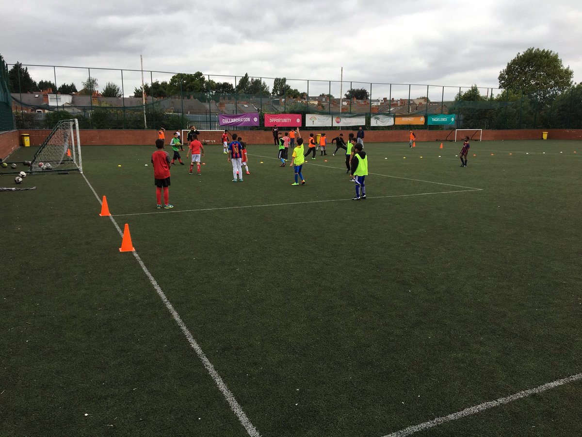 AlumRockFA's tweet photo. Football sessions in full flow #tinytotts #learning #football #makingnewfreinds https://t.co/ERlEoaV2nm