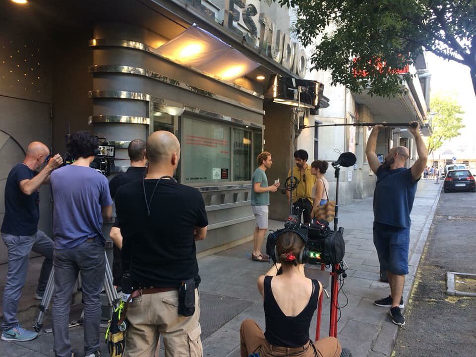 BTeamPictures's tweet photo. Y así sigue el rodaje de #LaVirgenDeAgosto de Jonás Trueba. Gracias a @la_alfombraroja por la fotografía! 
Aprovechando lo diferente que luce Madrid en agosto. https://t.co/NYSqs5vWWa