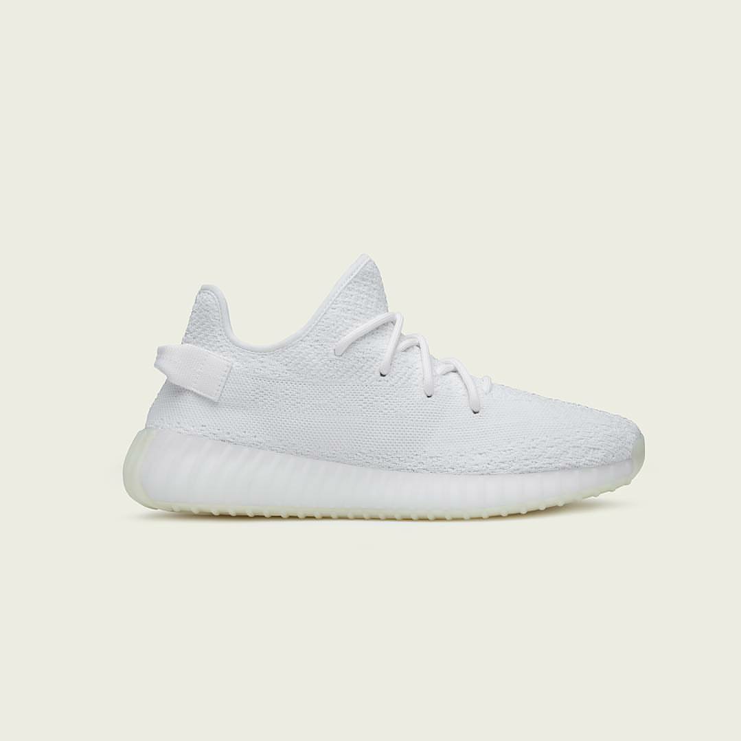 BiigDrip's tweet photo. Yeezy Boost 350 v2 Triple White. 💧 https://t.co/WNNGfU99v1