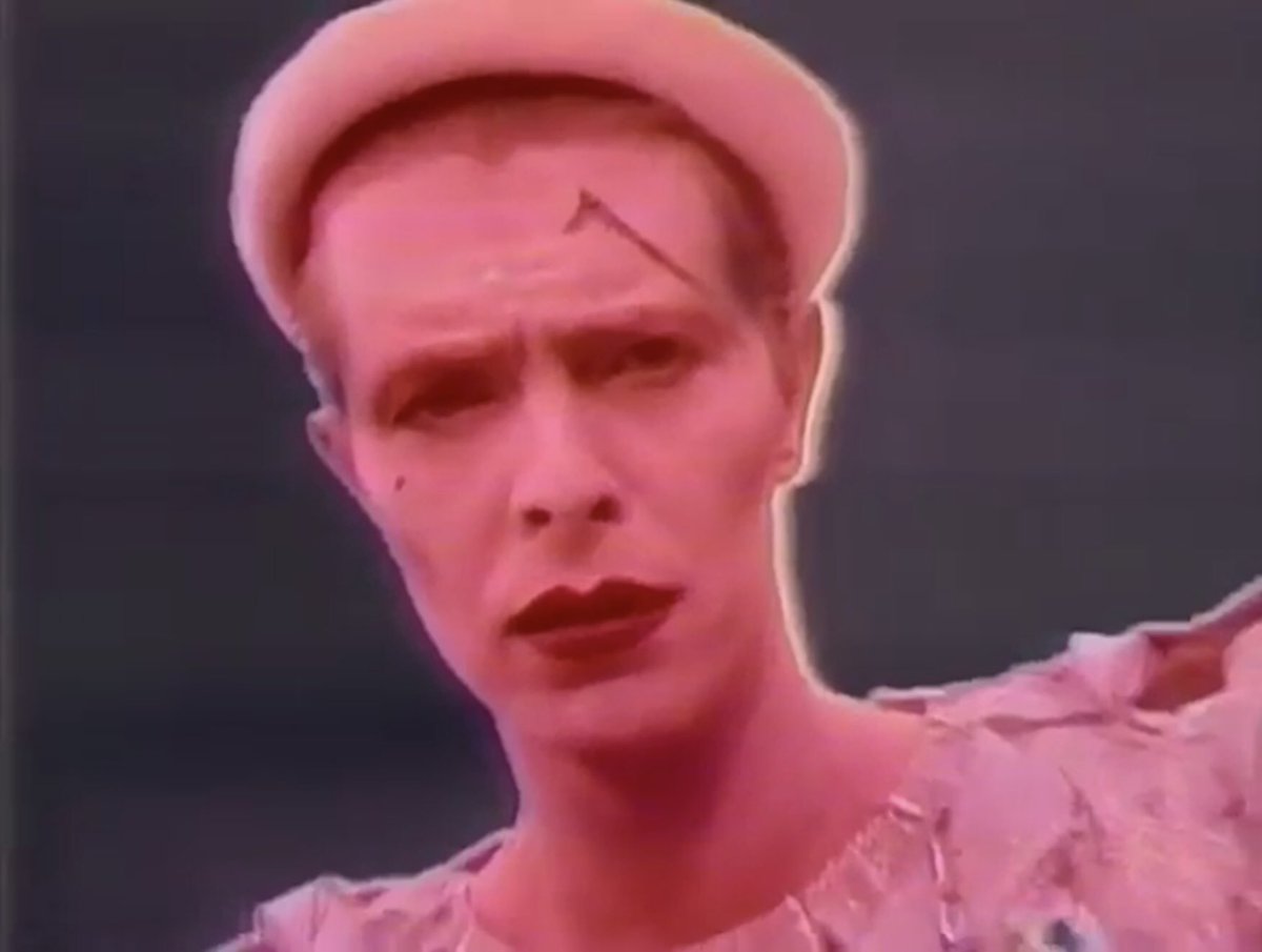 davidbowie_news's tweet photo. David Bowie – Ashes To Ashes 
Scary Monsters (And Super Creeps) (1980)
Video of the Day | https://t.co/s58VLGdekF https://t.co/AFr1xRmavM