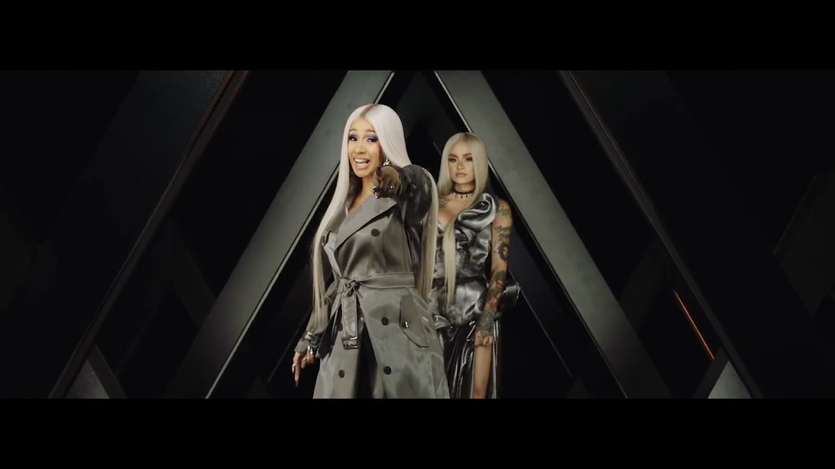 PaigeJxhnson's tweet image. pmgomgomgomgomgomg ive been waiting MONTHS FOR THIS. 😩 it was perfect that’s all i love my queens bye have a good day y’all ⭐️👌🏼🌹 #RingMusicVideo