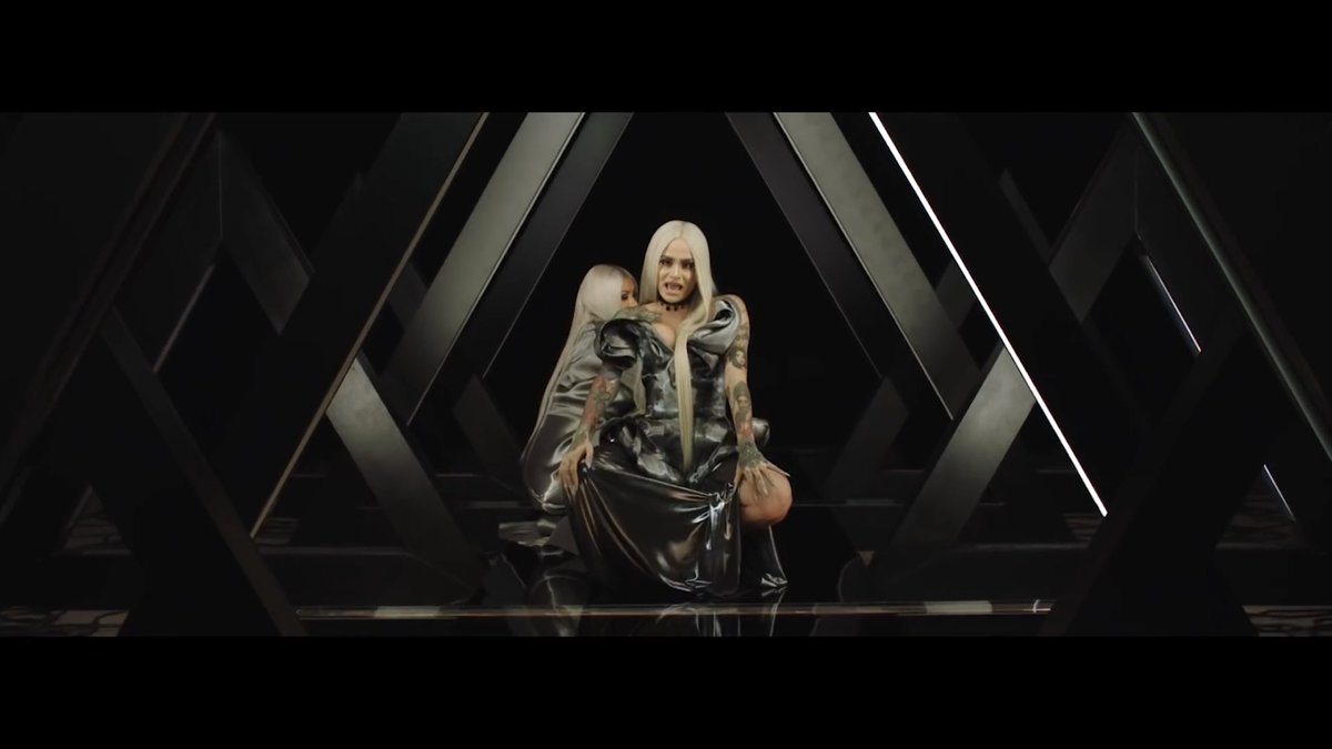 PaigeJxhnson's tweet image. pmgomgomgomgomgomg ive been waiting MONTHS FOR THIS. 😩 it was perfect that’s all i love my queens bye have a good day y’all ⭐️👌🏼🌹 #RingMusicVideo