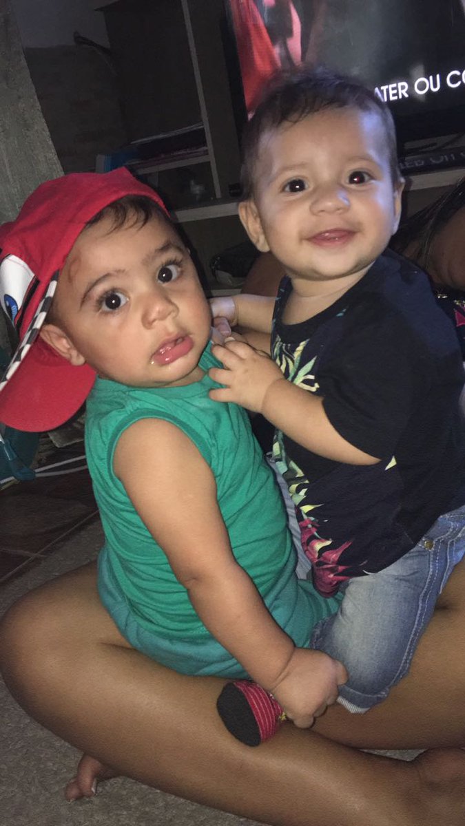Luciana15259515's tweet photo. Eu não sei como eu vivi tanto tempo sem vocês.. Minhas forças, eu sou completamente louca de amor por vocês ❤💙 #Filho01 #Filho02 💕 https://t.co/9VV8xnqrnZ