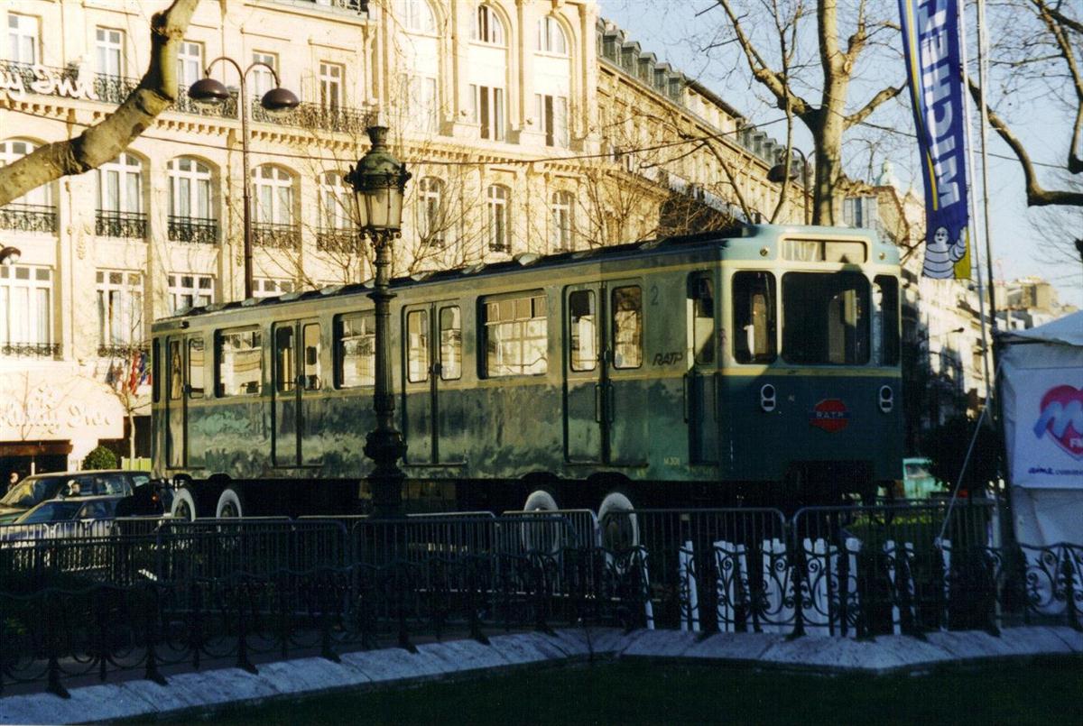 donc on test sur le pneu sur la voie navette, puis vient le temps de passer la seconde et déployer le truc sur une vraie ligne ? entre 1954 et 1956 ça sera fait sur  @Ligne11_RATP avec de nouveaux trains : les MP-55 !!  #qml  #ratp