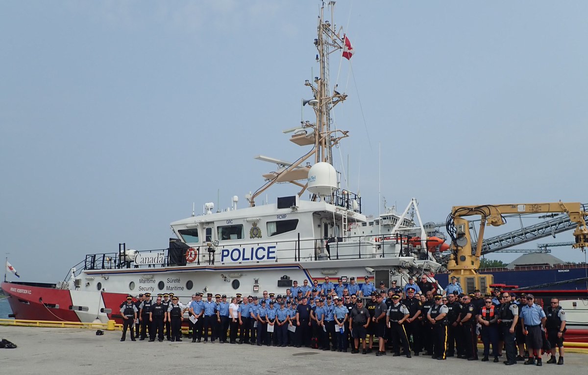 CoastGuardCAN's tweet image. #BravoZulu to our #SearchAndRescue team who, along with @Transport_gc @RCMPONT @CanBorder @CCGACA @SarniaPolice @OPP_WR @SarniaFire @PointEdwardFire @USCGGreatLakes worked to ensure public safety throughout the #FloatDown on the #StClairRiver.