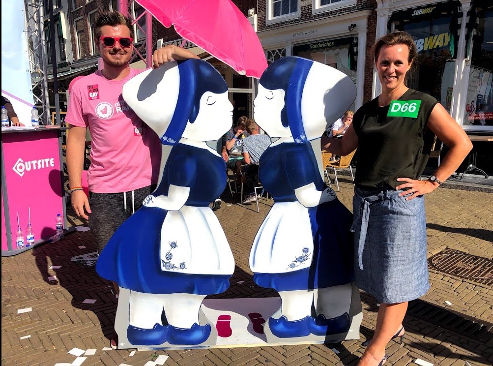 Vanmiddag op de <a href="/oweedelft/">OWee Delft</a> markt met <a href="/D66_Delft/">D66 Delft</a> nieuwe studenten verwelkomt in Delft en ook met @goverttenkaten van <a href="/DWHdelft/">DWHdelft</a> bijgepraat over de ideeën voor het Delftsblauwe homomonument in de Spoorzone