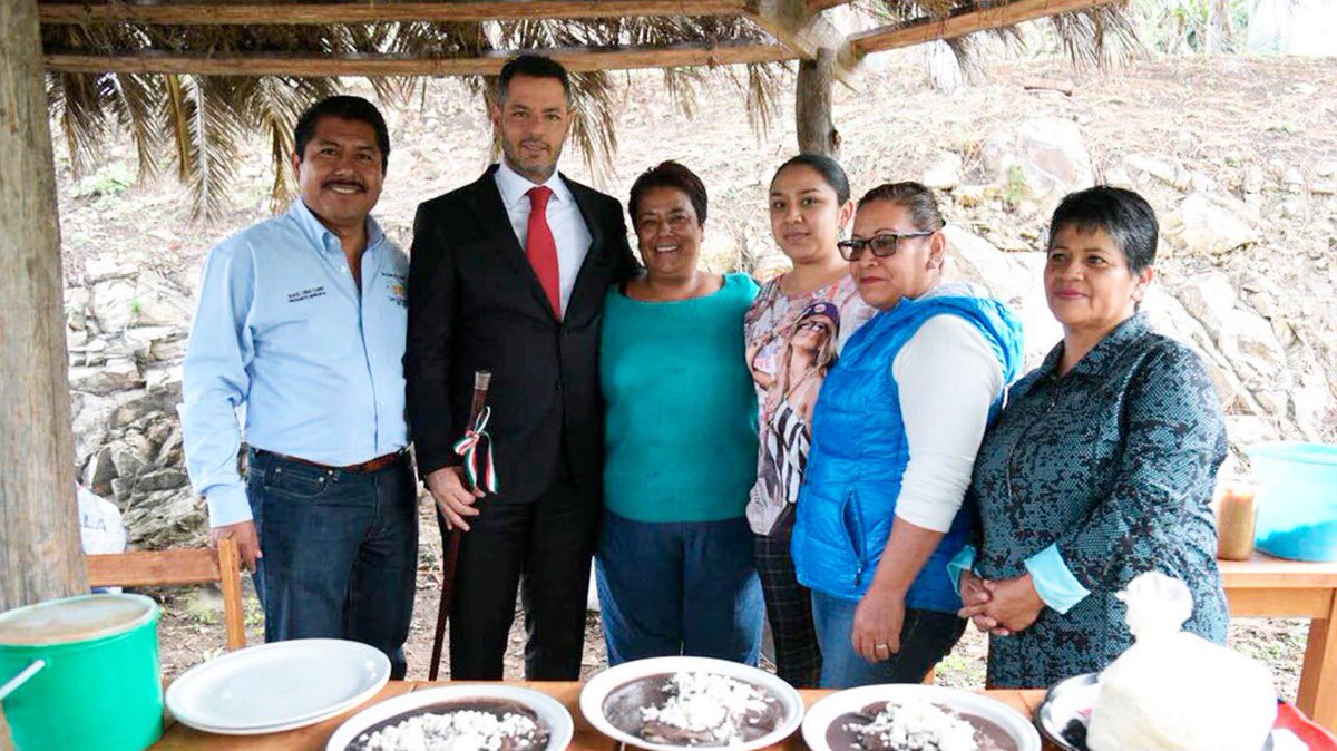 alejandromurat's tweet photo. En compañía de las autoridades municipales de Etla, realicé un recorrido por la Planta Purificadora San Agustín para verificar su funcionamiento, conocer su trabajo y anunciar el arranque de su ampliación, la cual permitirá expandir su producción al interior del país. https://t.co/1vCkKveAQI