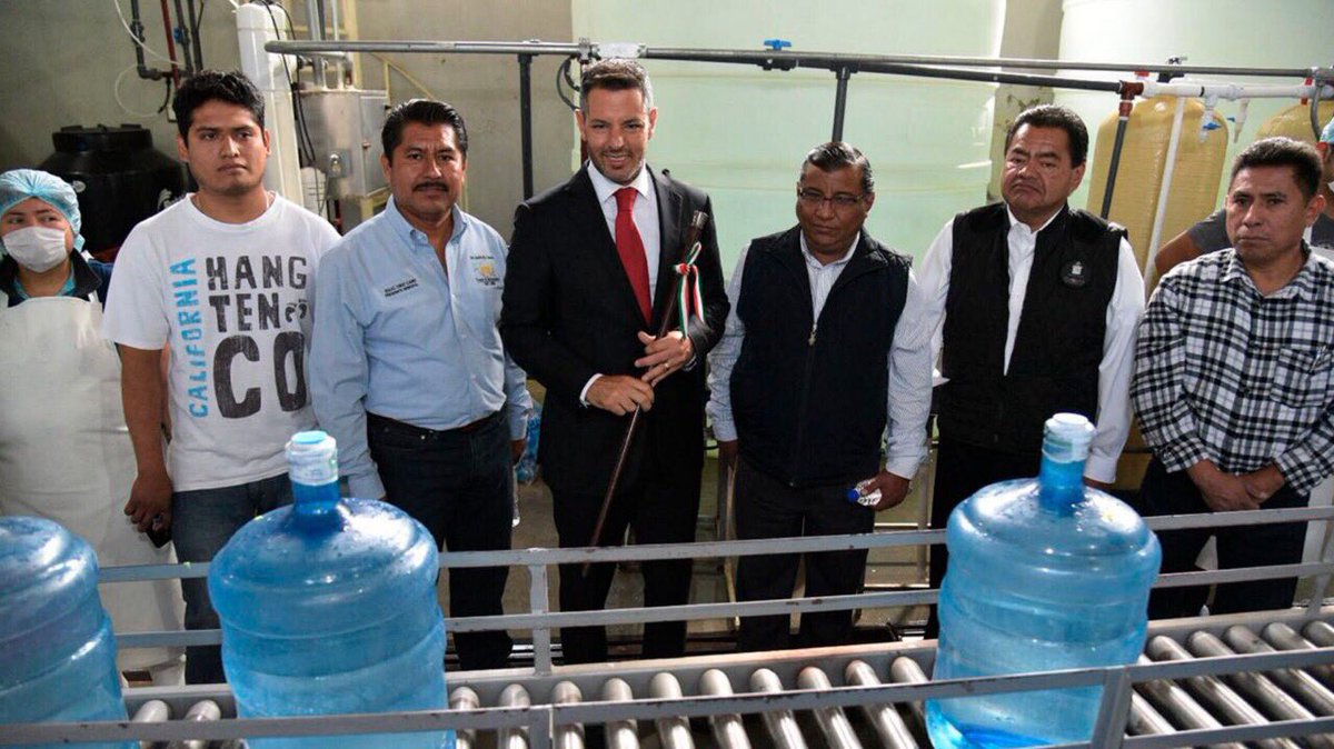 alejandromurat's tweet photo. En compañía de las autoridades municipales de Etla, realicé un recorrido por la Planta Purificadora San Agustín para verificar su funcionamiento, conocer su trabajo y anunciar el arranque de su ampliación, la cual permitirá expandir su producción al interior del país. https://t.co/1vCkKveAQI