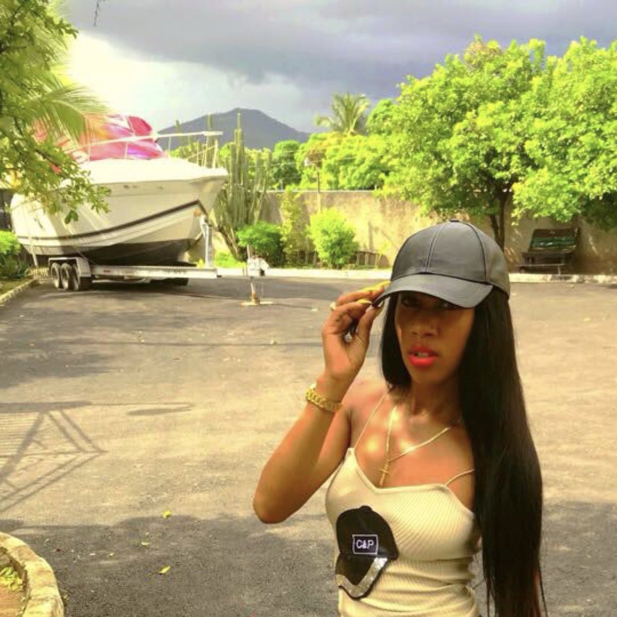 nmarCreative's tweet image. I’m sure #Vanessabling talented but someone gotta help her out with her backgrounds. 
1. The sunken house
2. Wrapped boat on a trailer
3. Off-centered curtain rod
4. Ugly fenced in carport with a pole out her head. 🤦🏻‍♂️