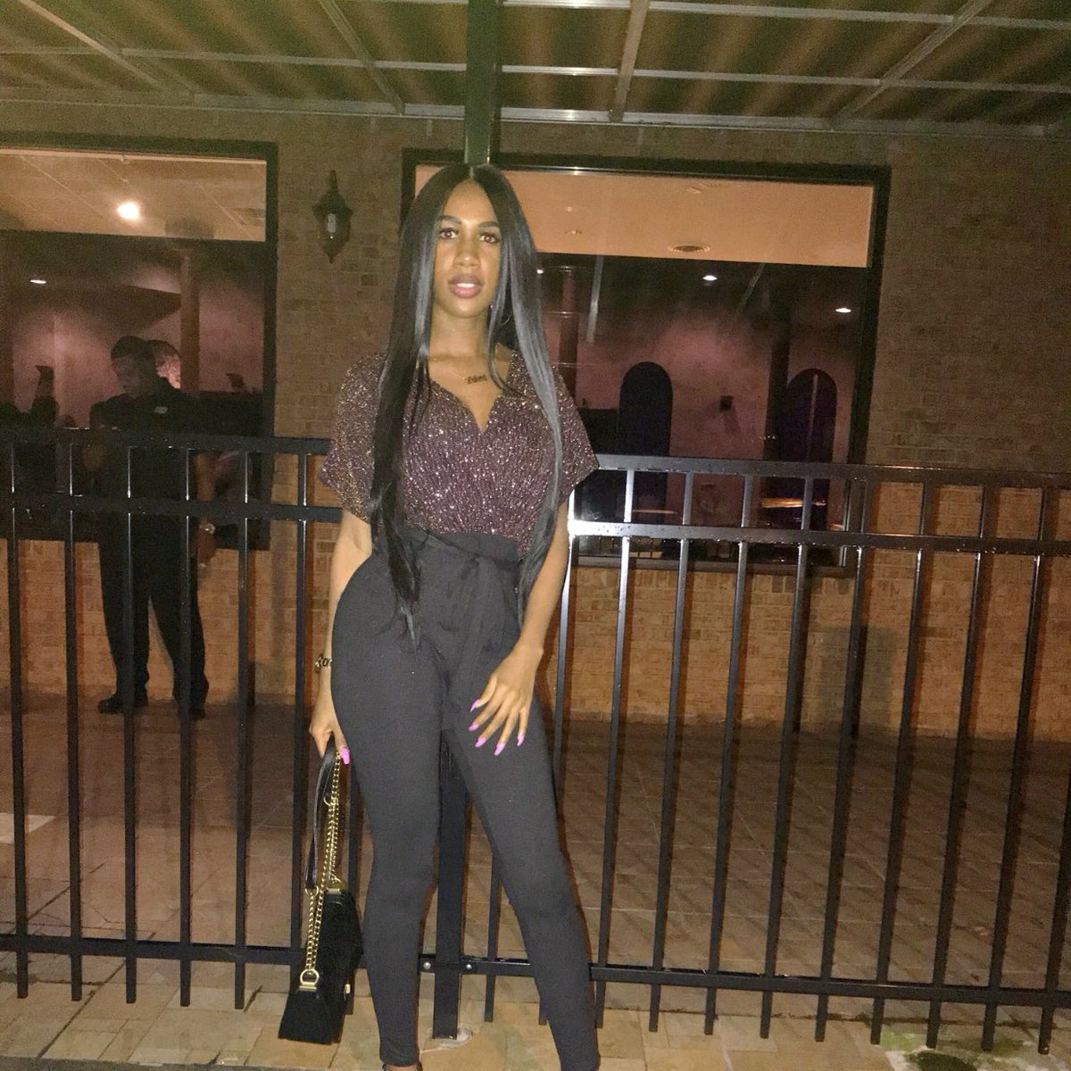 nmarCreative's tweet image. I’m sure #Vanessabling talented but someone gotta help her out with her backgrounds. 
1. The sunken house
2. Wrapped boat on a trailer
3. Off-centered curtain rod
4. Ugly fenced in carport with a pole out her head. 🤦🏻‍♂️