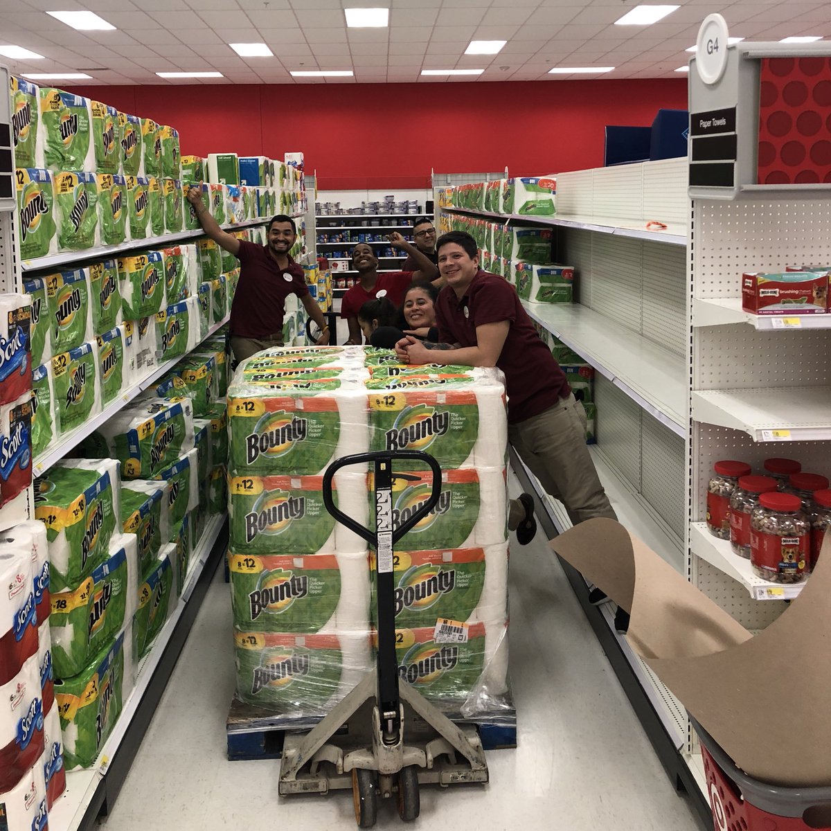 2000 piece truck pushed 9:30am, backstock done by 11am and the line was set by 12pm 💪🏽 #youGUYSrock #thankyou #fillthefloor #smilingfaces