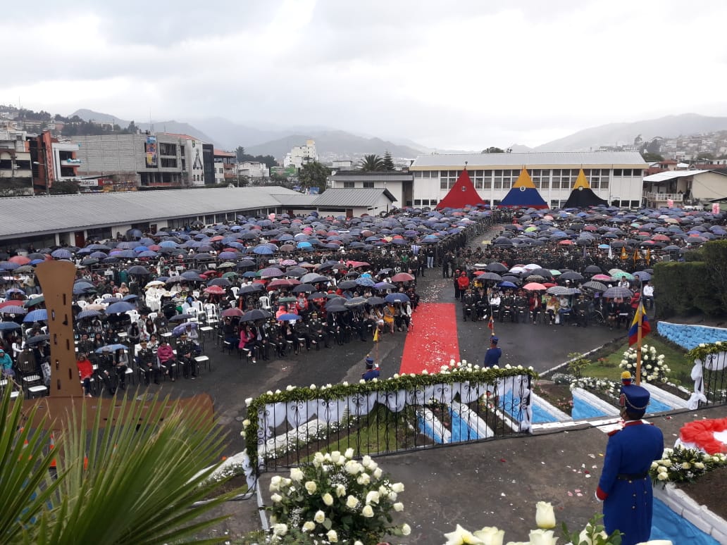 radioluzyvidaec's tweet photo. #MaríaMadreDeLaPaz #ChuronitaDeLoja
Se cumple Eucaristía en honor a la Churonita en la zona militar.
Cientos de personas le acompañan en la llegada a esta su casa.
Vía: @joserojaspro #LuzYVidaInforma https://t.co/bqP9sjE6F4