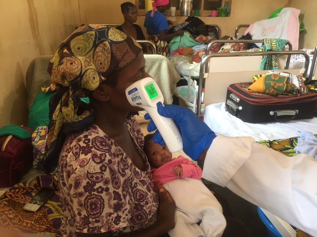 UNFPARDC's tweet image. Pour la protection contre le risque de contamination à la MVE, les #sages femmes de l HGR de #BENI prélèvent régulièrement la température des accouchées et de leurs bébés @SennenHounton @UNFPA_ESARO @UNFPARDC