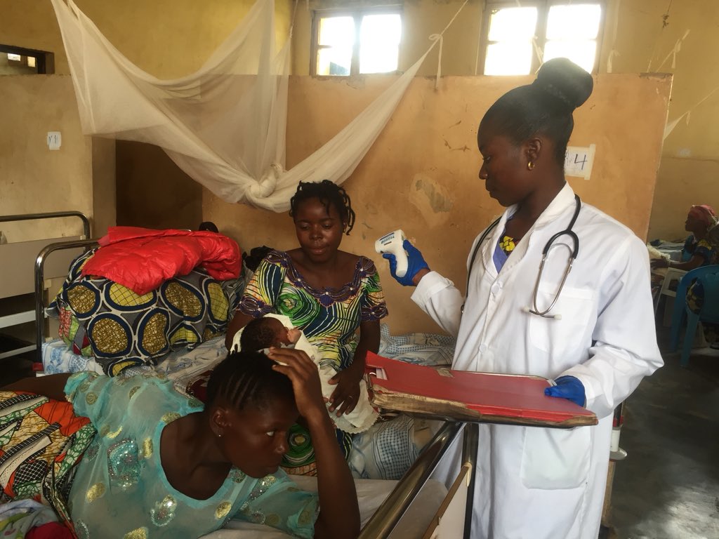 UNFPARDC's tweet image. Pour la protection contre le risque de contamination à la MVE, les #sages femmes de l HGR de #BENI prélèvent régulièrement la température des accouchées et de leurs bébés @SennenHounton @UNFPA_ESARO @UNFPARDC