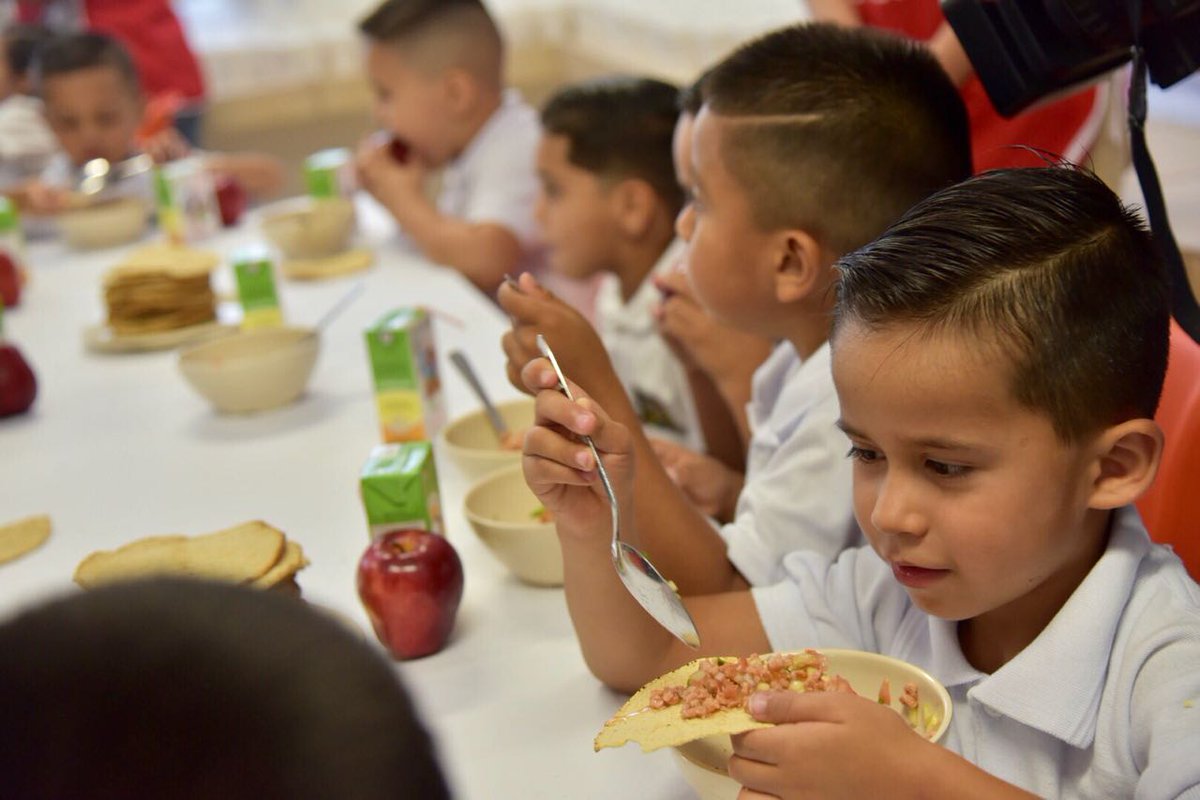 ClaudiaPavlovic's tweet photo. En este inicio de ciclo escolar generamos las condiciones para que nuestros niños regresen a clases de forma ordenada, con desayunos escolares y escuelas rehabilitadas. ¡El mayor de los éxitos a todos los pequeños, échenle ganas para que sea un año provechoso! https://t.co/XVjk1VfnMG