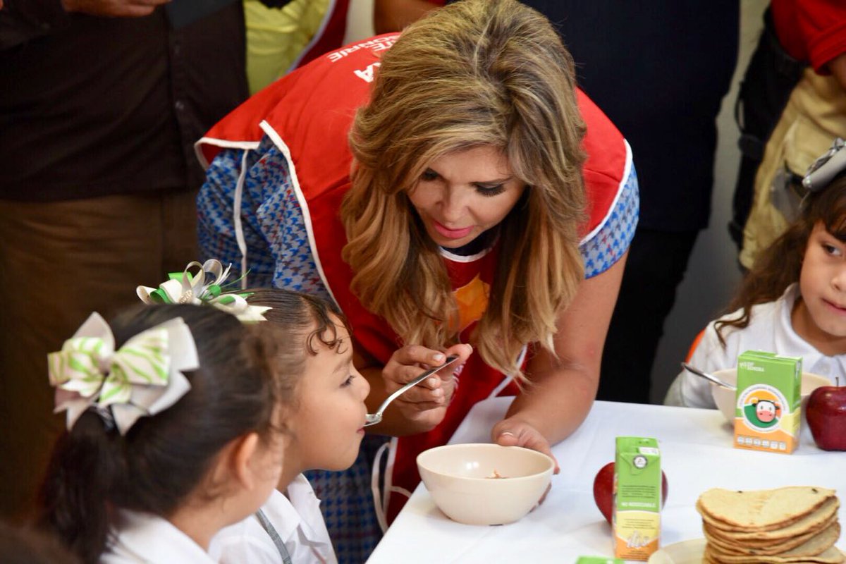 ClaudiaPavlovic's tweet photo. En este inicio de ciclo escolar generamos las condiciones para que nuestros niños regresen a clases de forma ordenada, con desayunos escolares y escuelas rehabilitadas. ¡El mayor de los éxitos a todos los pequeños, échenle ganas para que sea un año provechoso! https://t.co/XVjk1VfnMG