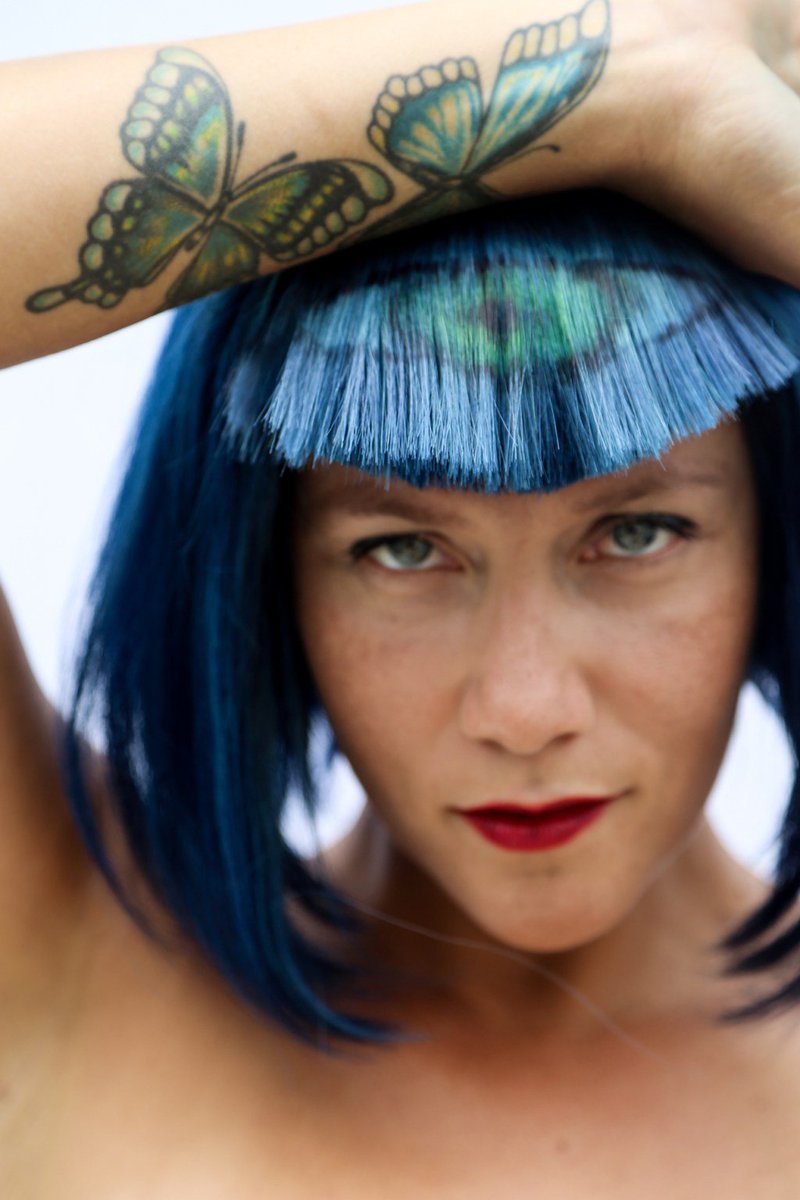 Dying Hair With Indigo : Plant Dye Experiment and Interview with Victoria Larnach roxiejanehunt.com/2018/08/dying-…