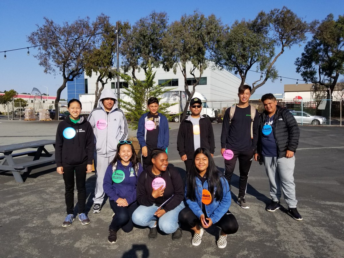 RecParkSF's tweet photo. Shoutout to our #Greenagers for their support at #BMagic's 15th Annual Back to School Celebration &amp; Backpack Giveaway last Saturday! Both crews passed out bananas and oranges, broke down boxes, and sorted recycling, trash &amp; compost to keep our precious resources out of landfills. https://t.co/5MUlUHPjeO