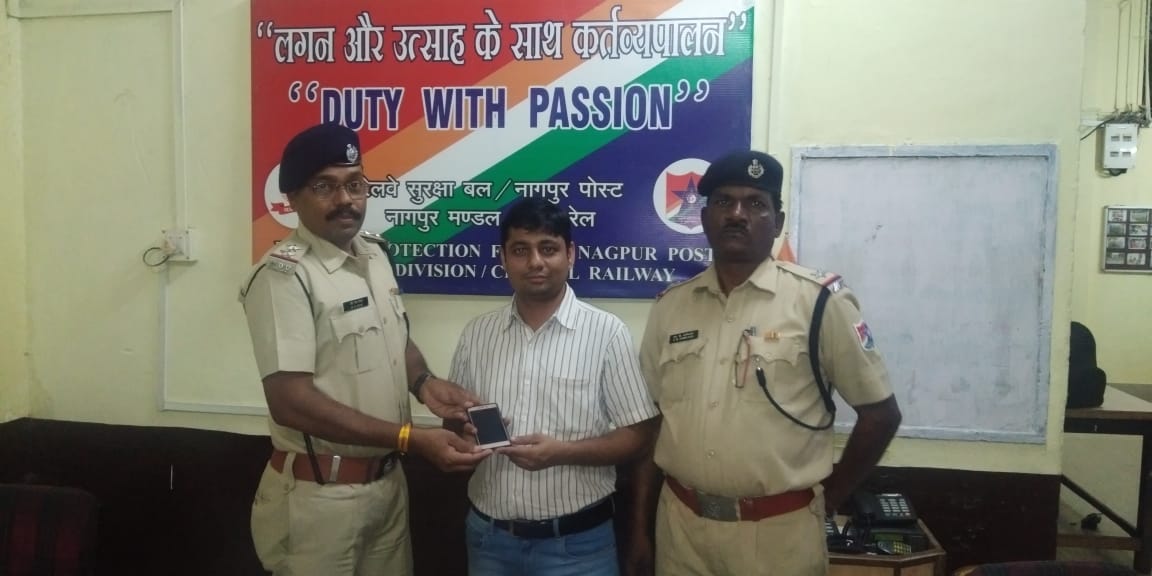 ravigupta0510's tweet photo. I am thankful specially to  ASI Bhoora Singh Bhagel (who played a vital role) and his team ASI Sita Ram Jaat, P.G. Ramteke, Shekh Shakeel at night duty. 

I am also thankful to SI G.S Edle and his colleague ASI S.B Kamilkar who quickly handed over my phone to me at day time. https://t.co/0ecsDms6U0