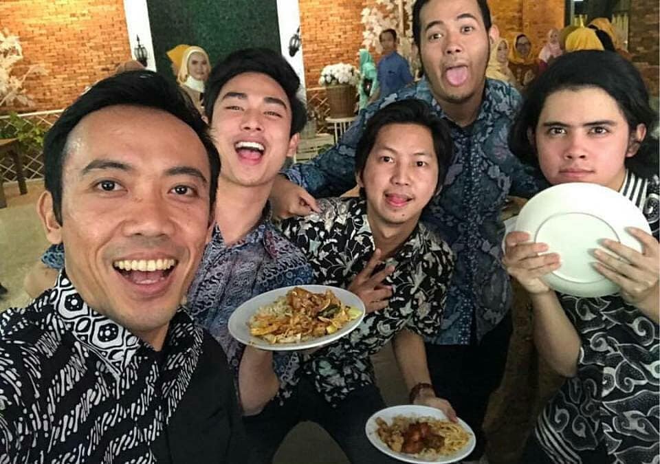 OfcAliciousBoy's tweet photo. With Wedding bg rama rival https://t.co/scIhGWENhL