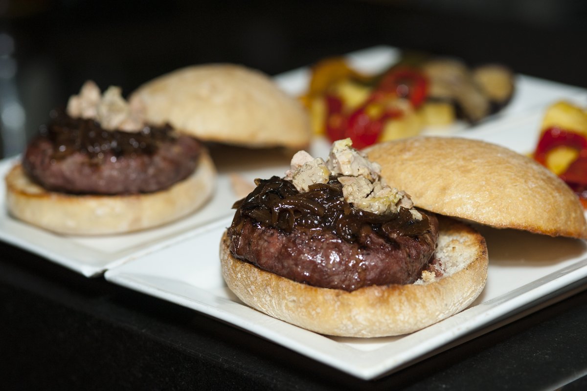 MorrisonLleida's tweet photo. En Club Morrison Lounge Bar @morrisonlleida puedes disfrutar de las mejores #hamburguesas, como esta espectacular Black Angus Beef con foie-gras y cebolla caramelizada. Abierto todos los días de la semana en Rovira Roure, 195. ¡Te esperamos! 🍔😁🍺 #ClubMorrison #MorrisonLleida https://t.co/PXTA4hR0RA