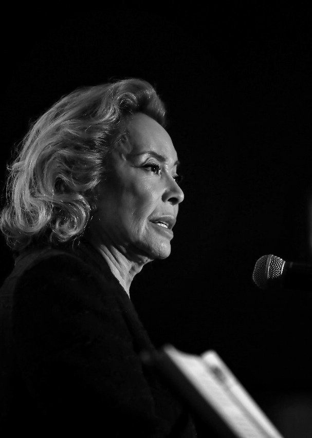 "Es mejor conquistarse a sí mismo que ganar mil batallas... Hoy, esta guerrera está en paz." Elba Esther Gordillo Morales