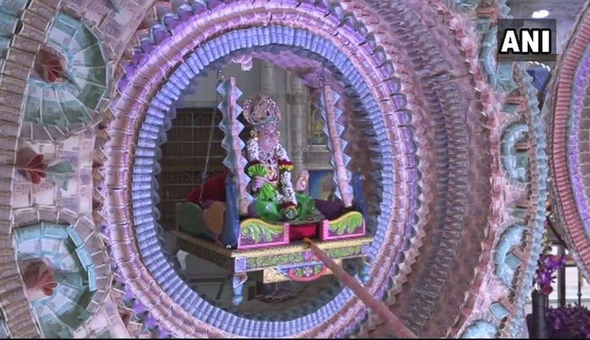 TheNativeNews's tweet photo. Gujarat: The idols of God in Vadodara's Swaminarayan temple have been decorated with Indian currency notes worth Rs 18 Lakh for 'Hindola darshan' during the month of Sawan. #Strange #StrangeRituals #HinduRastra #Hinduism https://t.co/FRhOCnJkJg