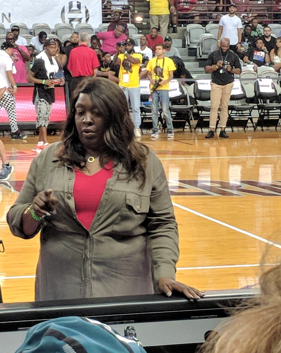 Thank you to James Harden, Monja Willis and 3TheHardenWay Foundation for your generosity and the donation of a KIA Sorrento to be used to assist children and families in the greater Houston area! #JHTownWeekend #3thehardenwayfoundation #casadeesperanza