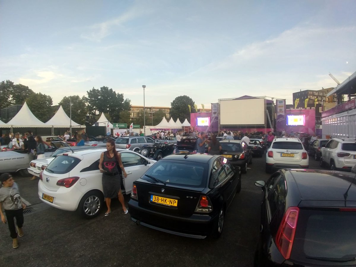 Nu op het #Kuiperplein #Ede de @heideweek drive in avond! https://t.co/qDdhGKtMGo