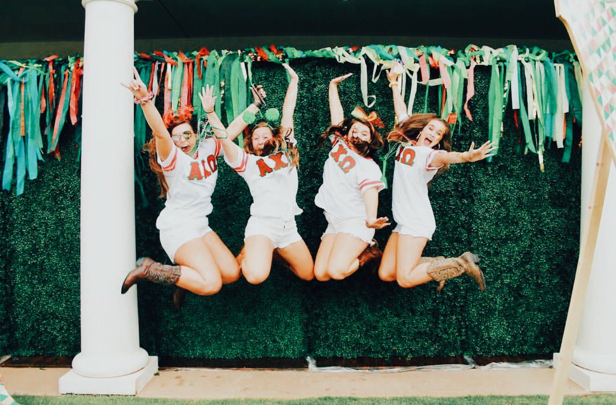 OU_AXO's tweet image. it may be the first day of fall classes but we are still jumping for joy over mc18 !!!🤩🍀 #weareaxopsi #PsiLoveYou