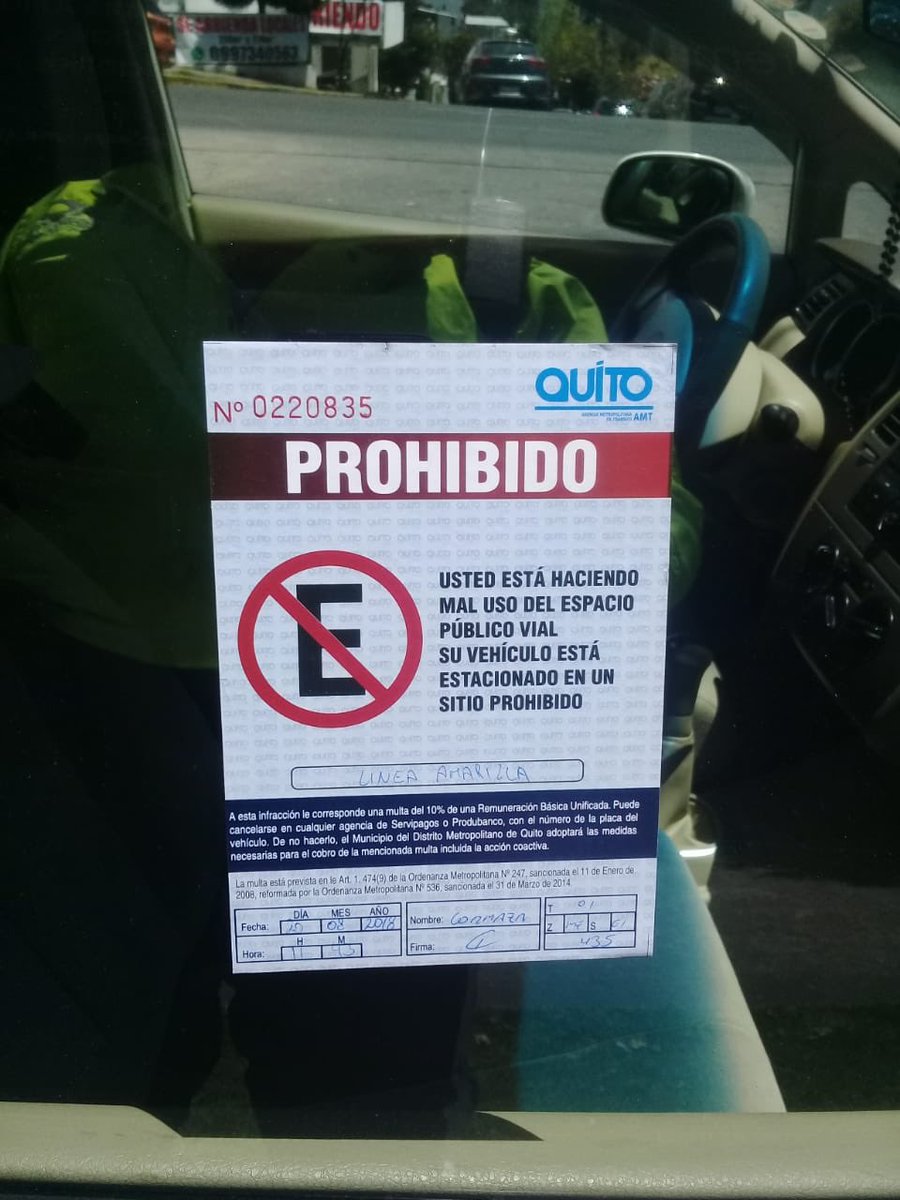 EcuNix's tweet photo. En atención a varias denuncias ciudadanas, se ejecuta levantamiento y sanción a vehículos por mal uso del espacio público. #AMTRespetoVial https://t.co/qlFxSce33E