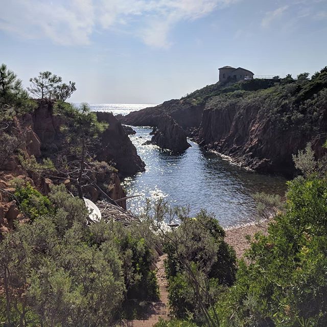 9am : Cap Roux - Le Trayas (Cote d'Azur) Massif de l'Esterel #designaction #designactionwithus #cotedazur #cotedazurnow #summer2k18 #letrayas #caproux #caprouxmassifdelesterel DesignActionwith.us