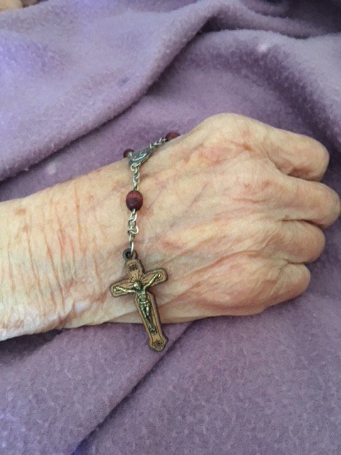 cheyennecarron's tweet image. Ma grand-mère est en train de lentement quitter la vie. J&apos;ai passé 4 jours à ses cotés. Ma mémé je lui dois beaucoup, car elle m&apos;a offert les plus beaux souvenirs de mon enfance en Ardèche. C&apos;est bien de veiller nos anciens jusqu&apos;au bout. Et puis un jour, les anciens ce sera nous