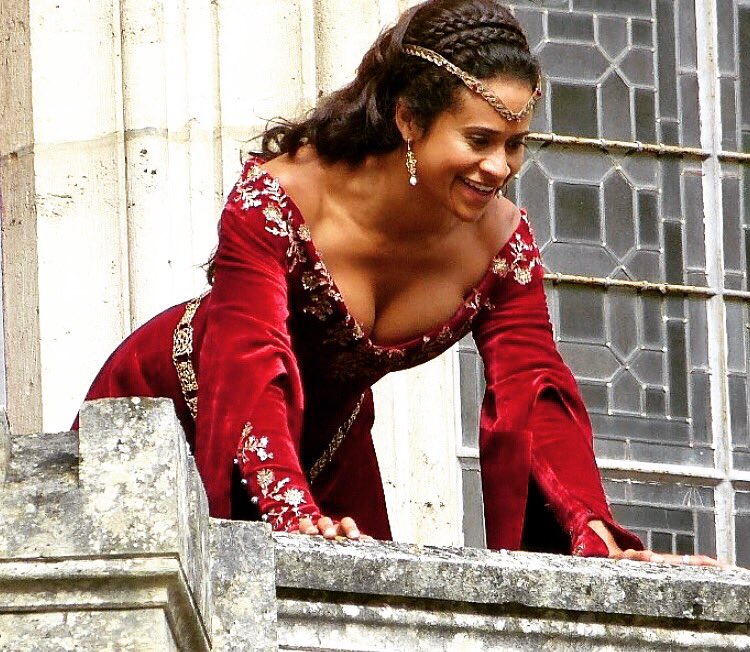 3) Angel Coulby + Wearing red (3/4). 