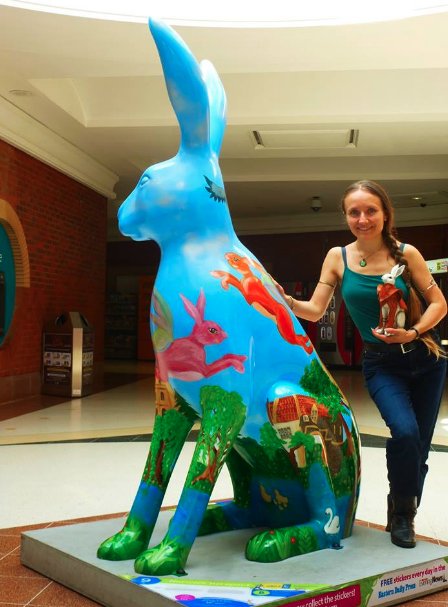 another visitor and this time it is a top artist @LoisCordelia with her own pet hare #GGH18