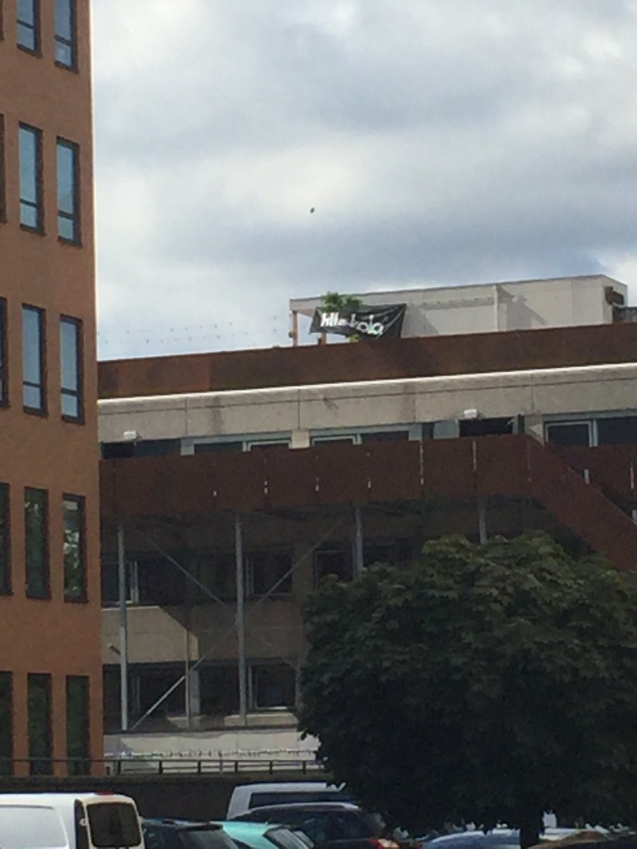 R3TROsAltShop's tweet photo. @fritzkola Grad mit meiner Klasse in Amsterdam angekommen und da hat mein geschulter Blick natürlich sofort dieses Prachtstück entdeckt...hätte gern auch so eine gibt’s ne Möglichkeit so eine zu bekommen https://t.co/mGF7R0vyLi