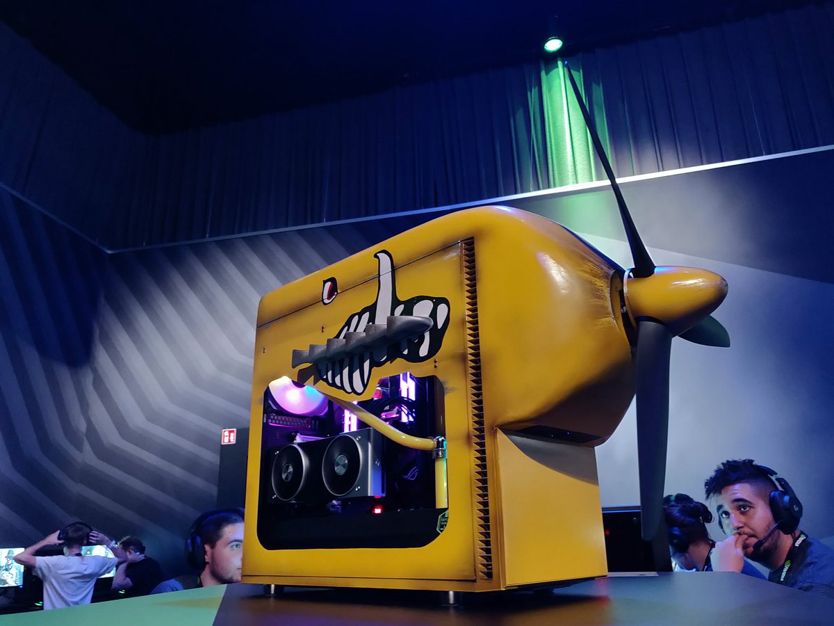 hardwarecanucks's tweet image. Sick BF5 case mod with the RTX 2080 Ti 😎 wow 
#BeForTheGame