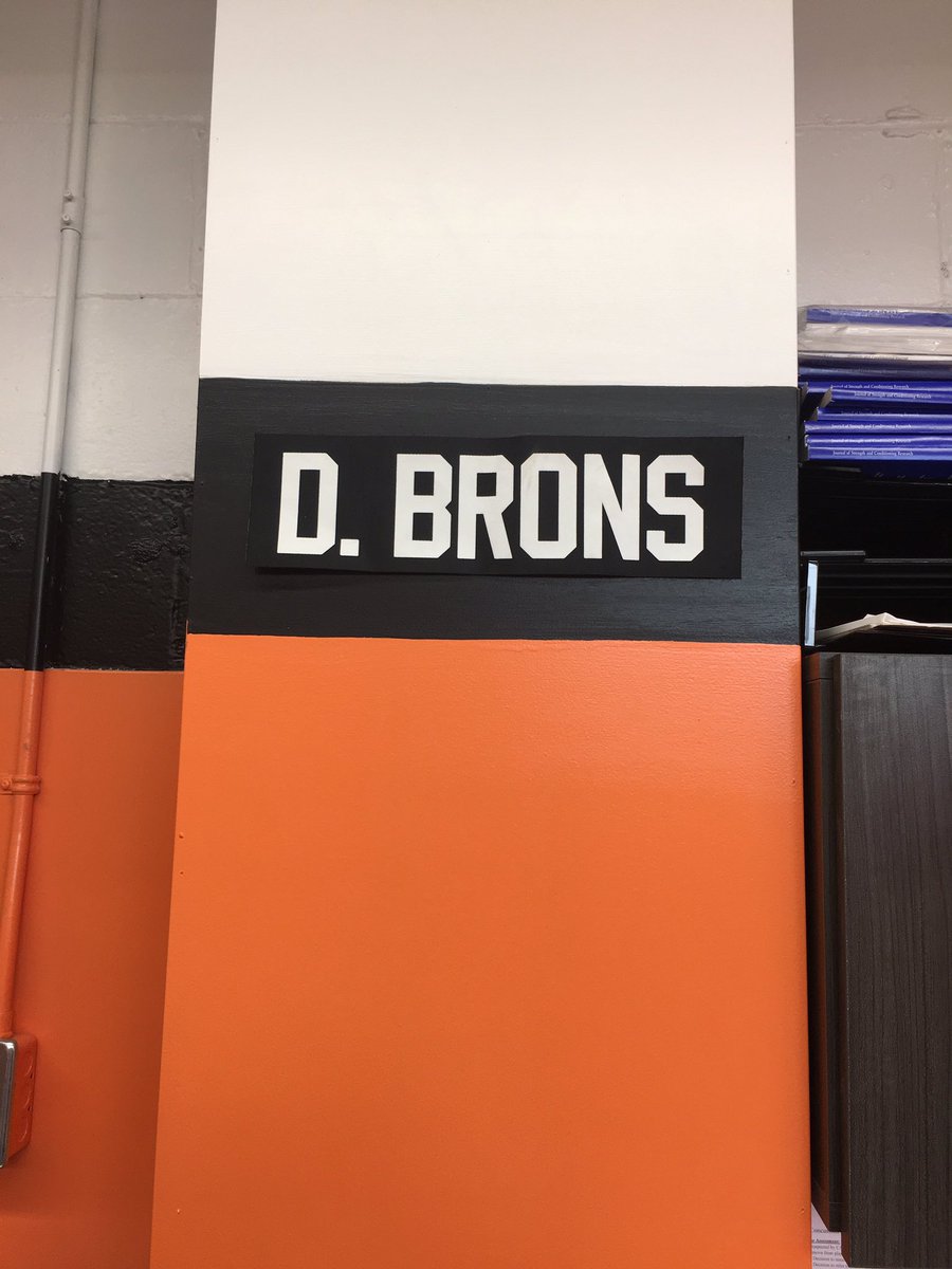 bjleier's tweet photo. Perfect addition to the new trainer room 🖤🔥 #TSE #shesabroncotoo #dbrons https://t.co/fJiec2ZQMz