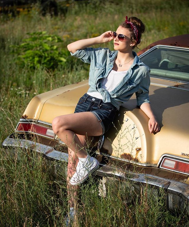 SeniorsIgnite's tweet photo. A girl should be two things - who and what she wants 😎 
Photography: @angelworksphotography 
Featuring: @lindseyksullivan
#featuredonseniorsignite #featuredphotographer #rosietheriveter #seniorsignite https://t.co/tVtrVikI7j https://t.co/nydQe95MjY
