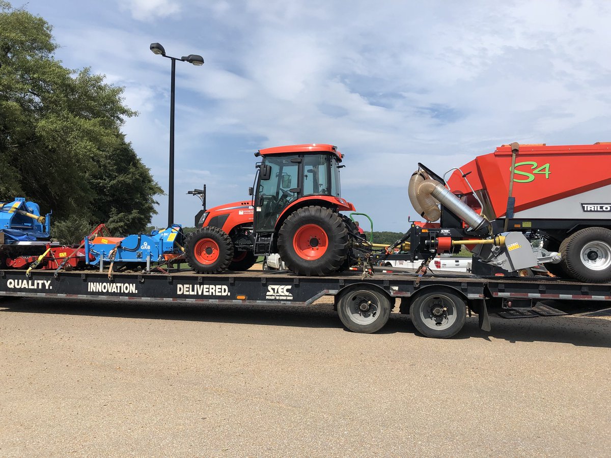 MSUTurfSchool's tweet photo. Vendors are starting to roll in for #MSU18FieldDay tomorrow! THANK YOU for your support!! #MSturf https://t.co/IljdT41cbs