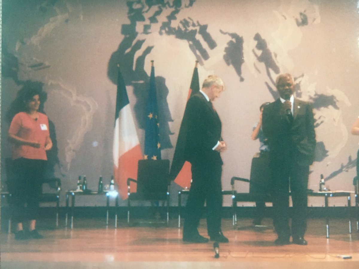 ElsaCHANTEREAU's tweet photo. Souvenir perso inoubliable d’un grand homme et de cette incroyable cérémonie de remise des diplômes de la #promo2001 de @sciencespo : apparition surprise de #KofiAnnan venu faire un discours inattendu et marquant 🙏. Merci #gift #promo2001 #memory #Berlin. https://t.co/4Ou0jltpP7